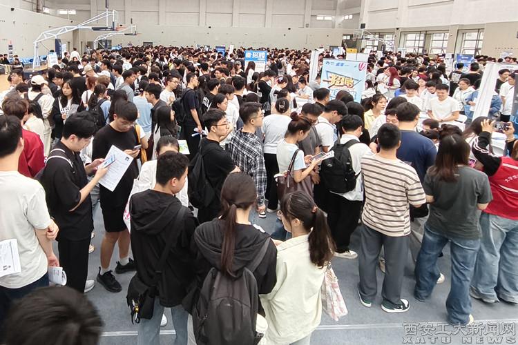 我校成功举办“梦想启航 职等你来”2026届毕业生首场秋季校园招聘会